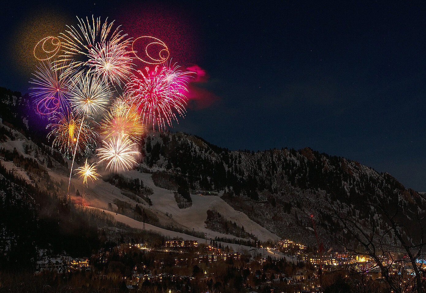 Winterlandschaft bei Nacht mit Feuerwerk