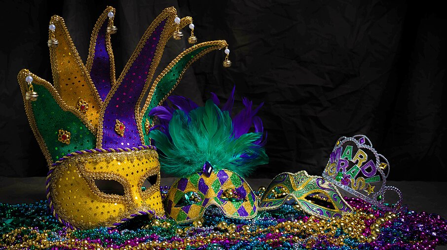 Venetianische Masken vor schwarzem Hintergrund