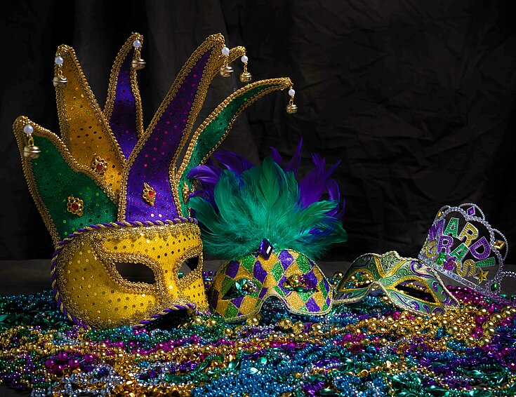 Venetianische Masken vor schwarzem Hintergrund