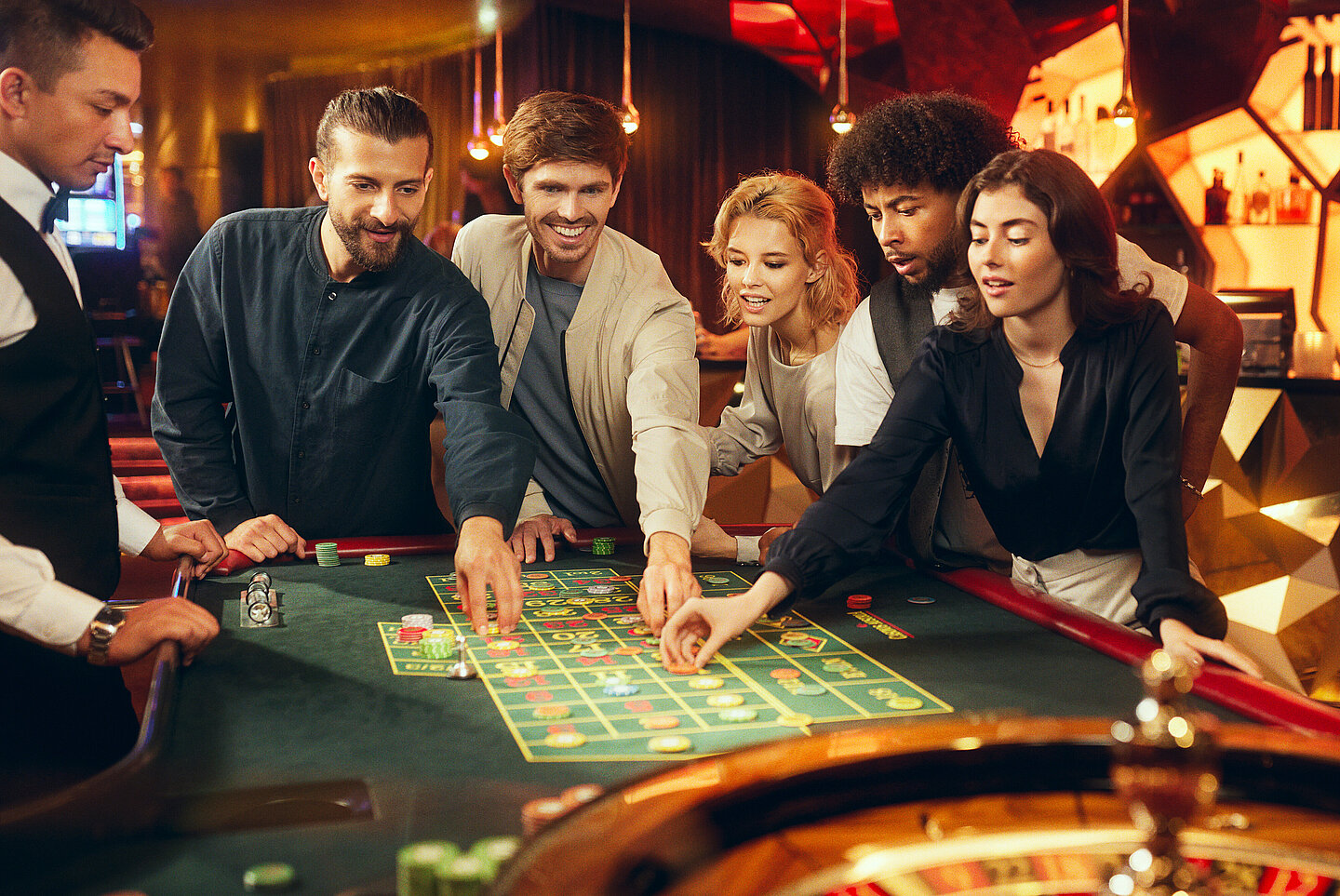Casino Gäste spielen am Roulette-Tisch