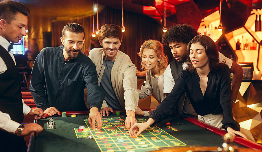 Casino Gäste spielen am Roulette-Tisch