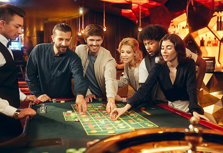 Casino Gäste spielen am Roulette-Tisch