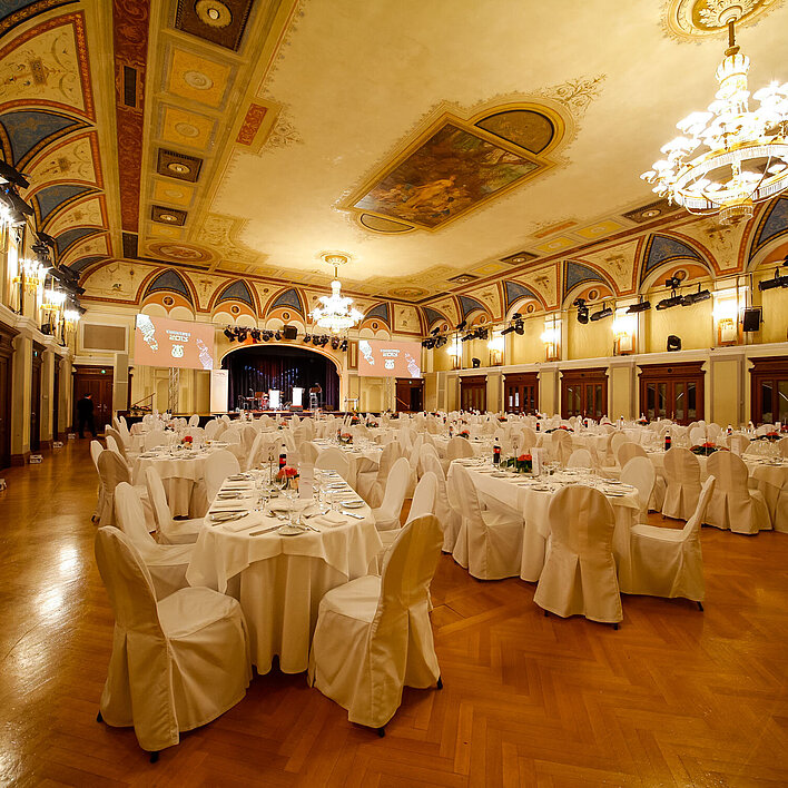 Gala-Bestuhlung mit weißen Hussen im Casino Baden Festsaal