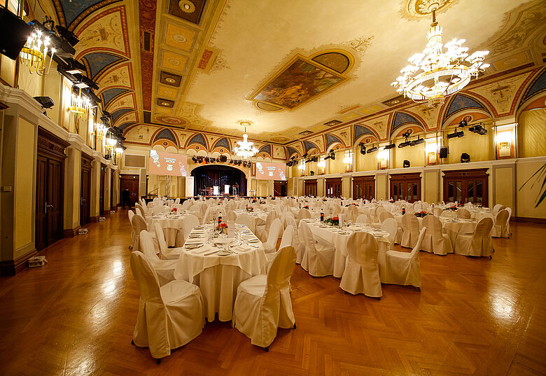 Gala-Bestuhlung mit weißen Hussen im Casino Baden Festsaal
