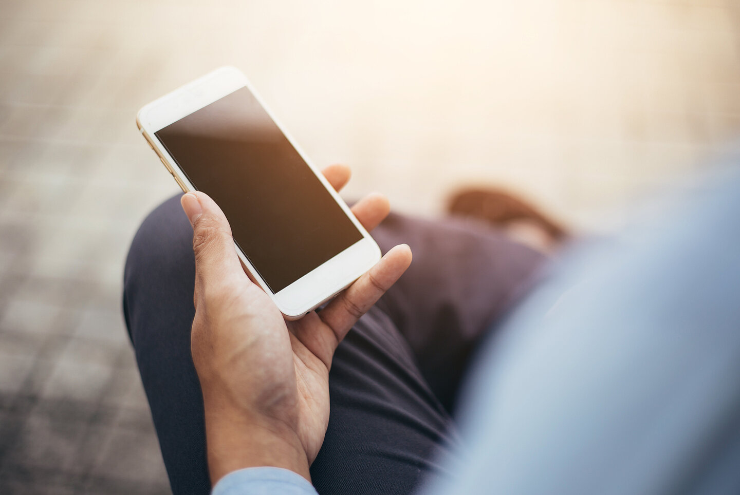 Smartphone in Männer-Hand