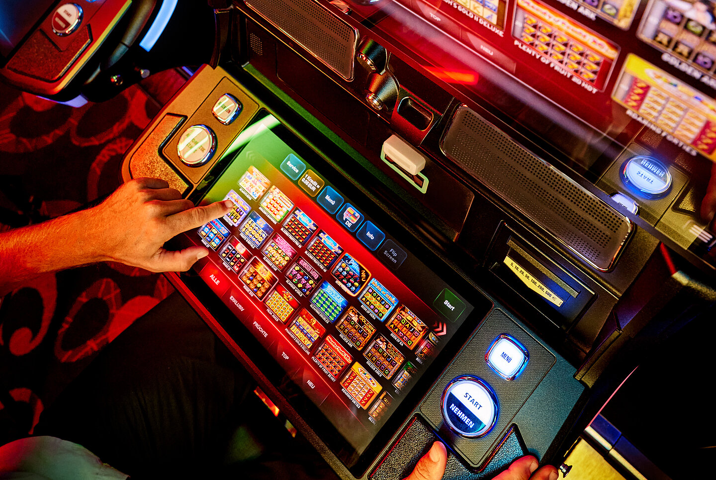 Zwei Hände am Spielautomaten Display 