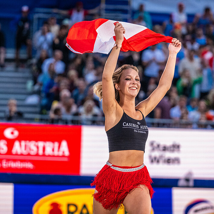 Beach Volleyball EM 2023 Promotion Girl mit Österreich-Fahne