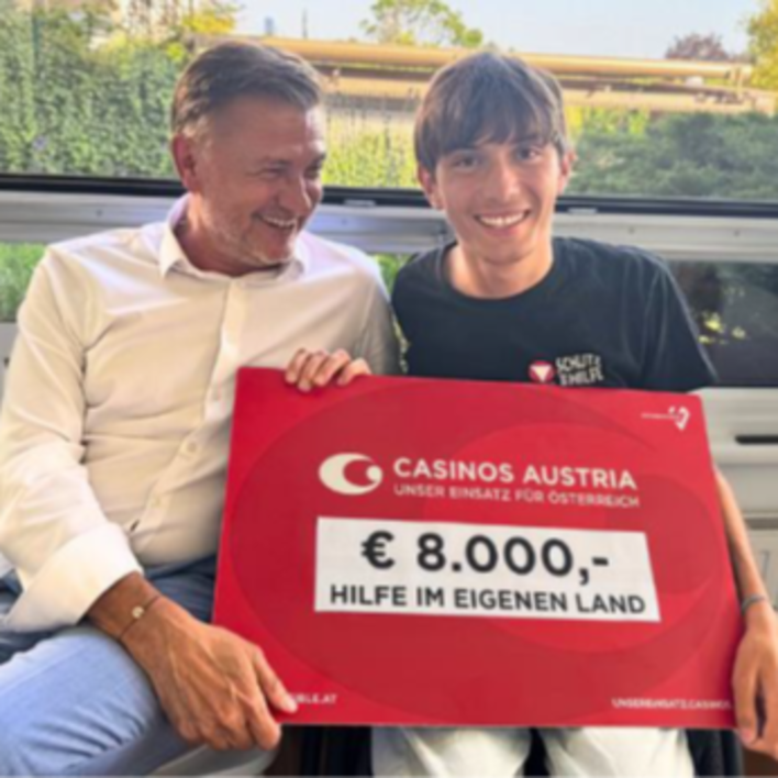 Casino Wien Direktor und Junge bei Scheck-Übergabe an Hilfe im eigenen Land