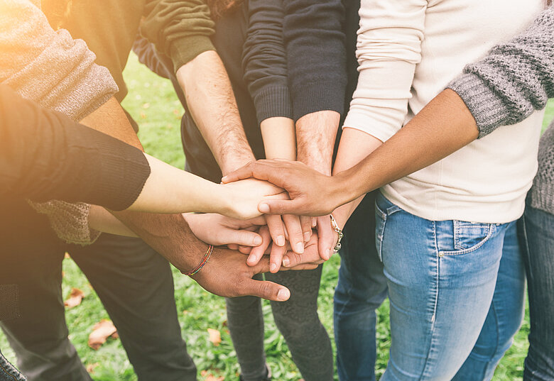 Shutterstock Teamwork Hände treffen sich in der Mitte