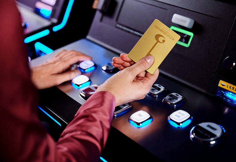 Automaten Member Card Gold Frau Hand