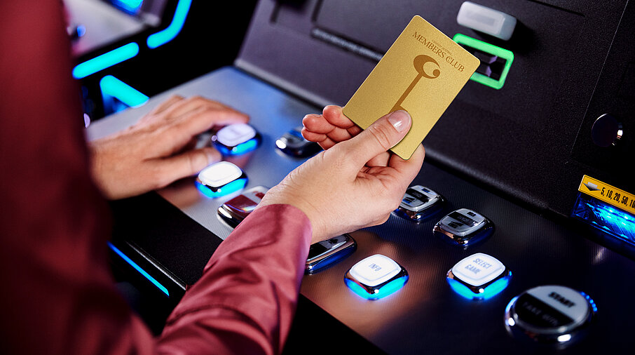 Automaten Member Card Gold Frau Hand