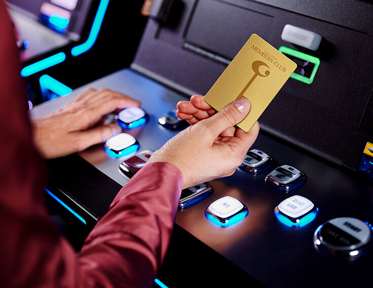 Casinos Austria Automaten Member Card Gold Frau Hand