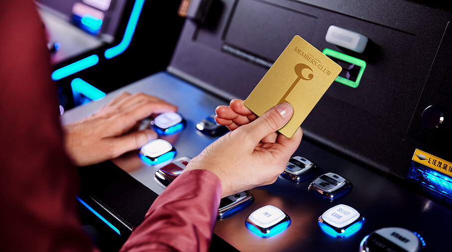 Automaten Member Card Gold Frau Hand
