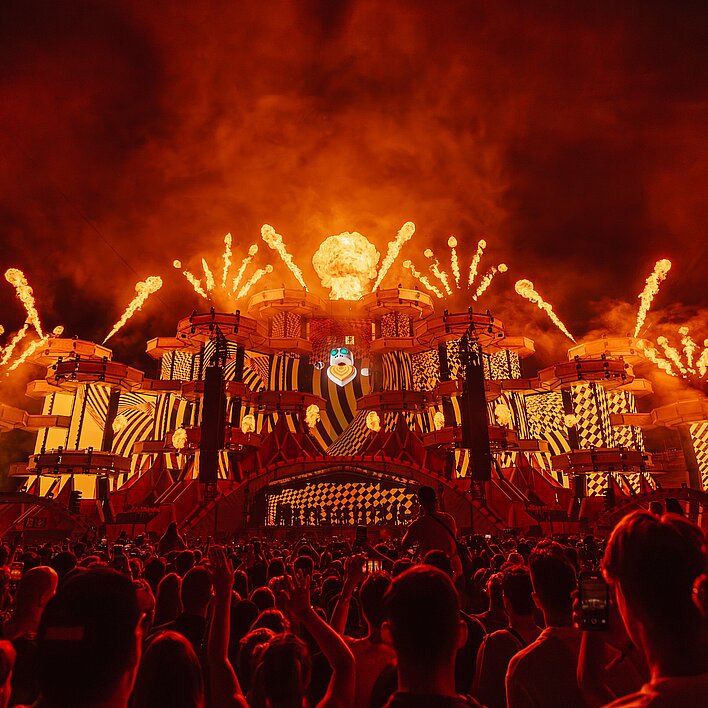 Electric Love Festival Publikum vor Bühnen-Ansicht mit Feuer