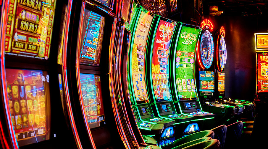 Reihe von Spielautomaten im Casino