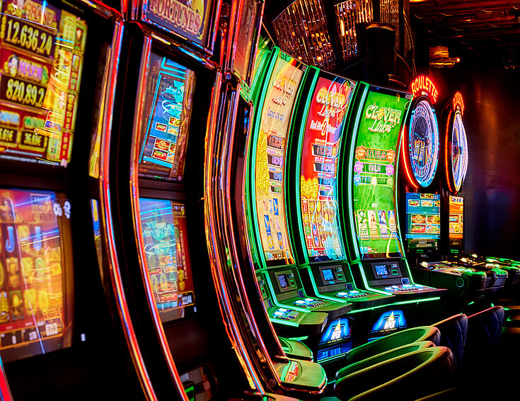 Reihe von Spielautomaten im Casino
