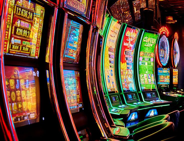 Reihe von Spielautomaten im Casino