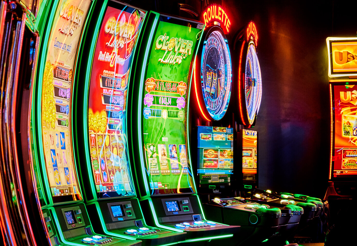 Reihe von Spielautomaten im Casino