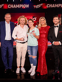 Croupiers von Casinos Austria, Dieter Türmer (Senior Manager Marketing & Customer Management bei Casinos Austria), Kabarettist Paulus von Dr. Bohl, Alissa L. vom Siegerteam SC St. Veit mit dem PULS 4 Moderationsduo Dori Bauer & Alex Kratki (v.l.n.r.)