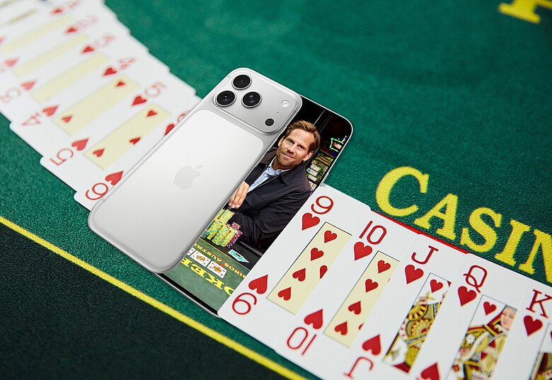 Maiphone Challenge iPhone am Poker-Tisch mit Poker-Karten