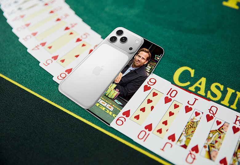 Maiphone Challenge iPhone am Poker-Tisch mit Poker-Karten