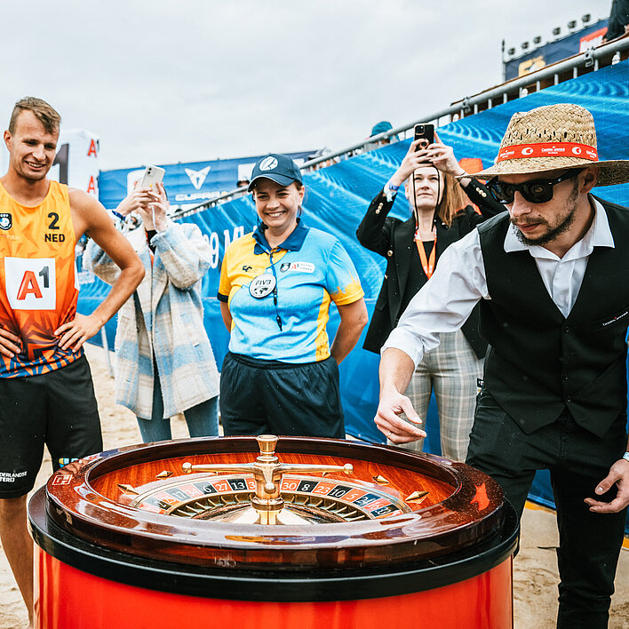 Beach Volleyball EM 2023 Croupier gibt die Kugel beim Riesen Roulette