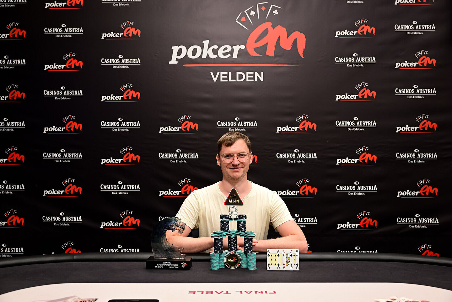 Gewinner sitzt am Final Table. 