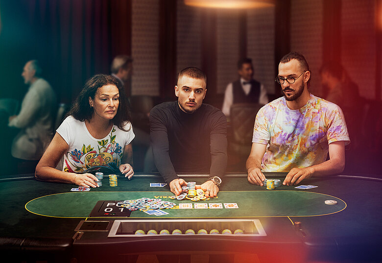 Gruppe bei Poker Turnier im Casino