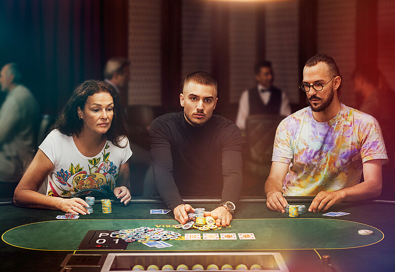 Gruppe bei Poker Turnier im Casino