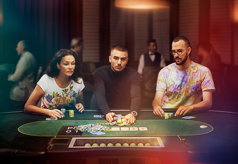 Gruppe bei Poker Turnier im Casino