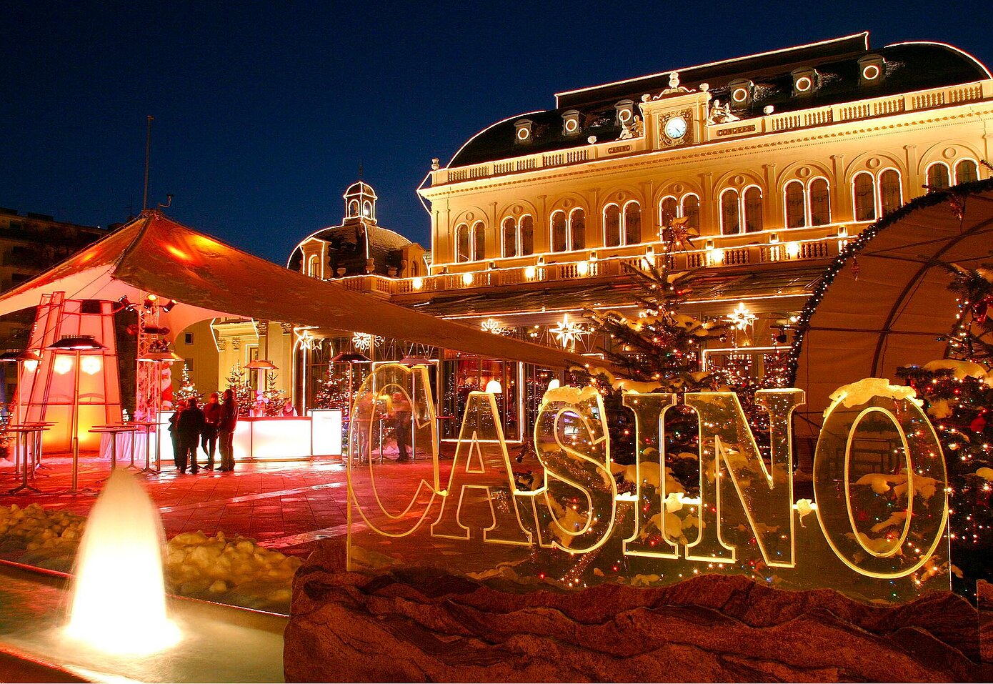 Casinoterrasse mit Casino Schriftzug im Advent